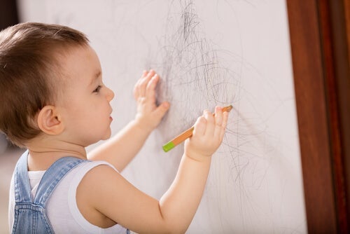 child scribbling on pape