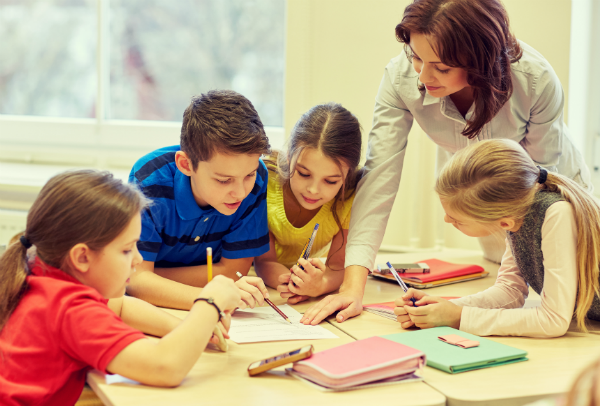 Enrolling in a Montessori Educating Course provides a variety of advantages for educators. Firstly, it offers a deep understanding of kid growth and the ideas of Montessori schooling
