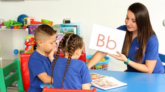 Raquel reading with kids
